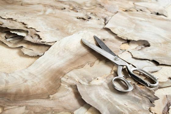 手工切割和分層核桃木層