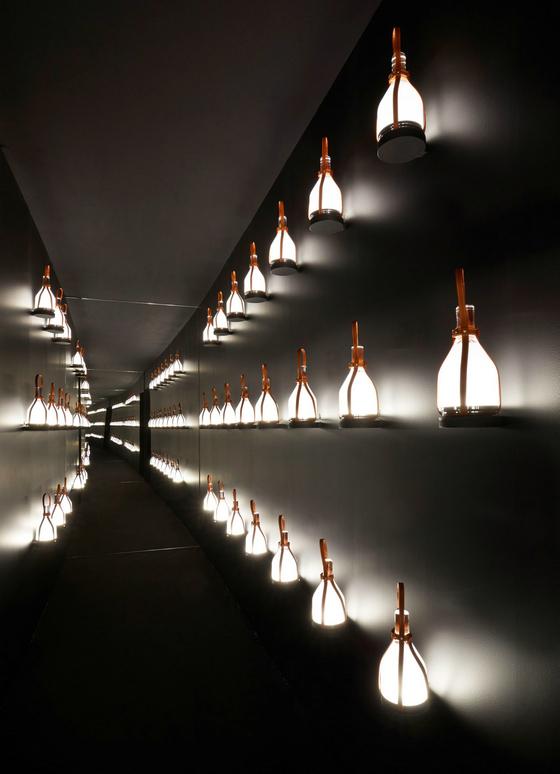 展覽包括法國時裝店現有的收藏Objets Nomades